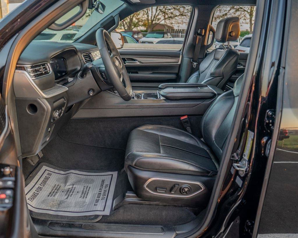 Used 2024 Jeep Wagoneer L Series II w/ Flexible Seating Group AWD/4WD image 15