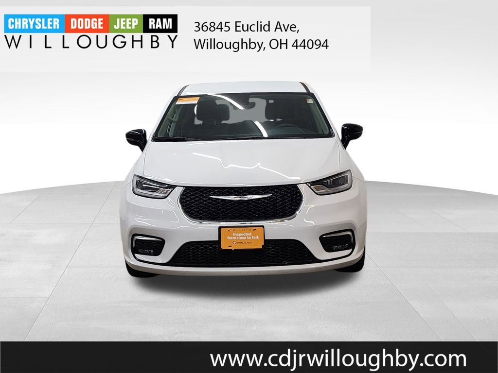 Used 2024 Chrysler Pacifica Touring-L image 2