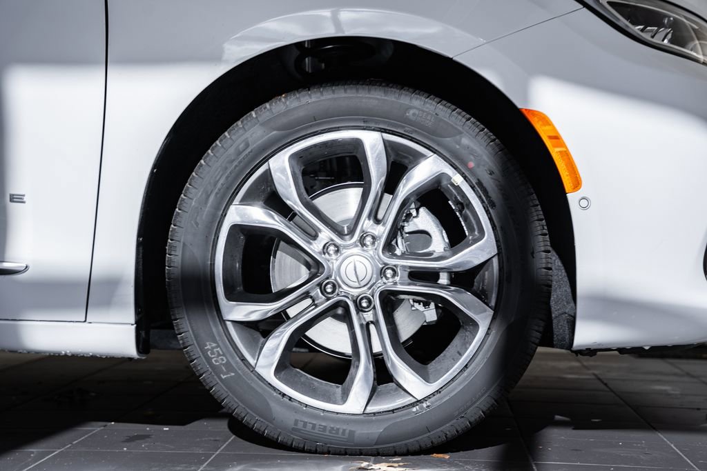 New 2026 Chrysler Pacifica Pinnacle image 15