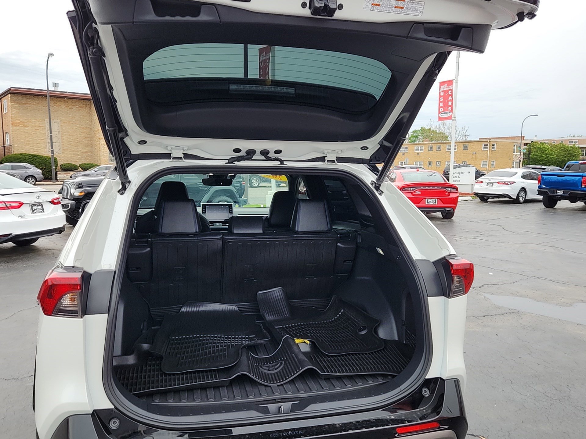 Certified 2022 Toyota RAV4 XSE w/ XSE Grade Weather Package AWD/4WD image 27