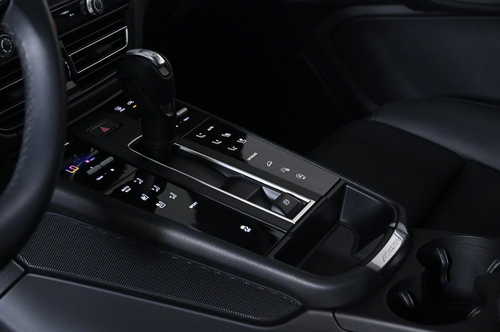 Certified 2025 Porsche Macan image 22