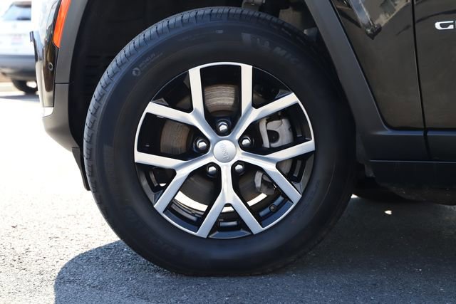 Used 2024 Jeep Grand Cherokee L Limited w/ Luxury Tech Group II image 2