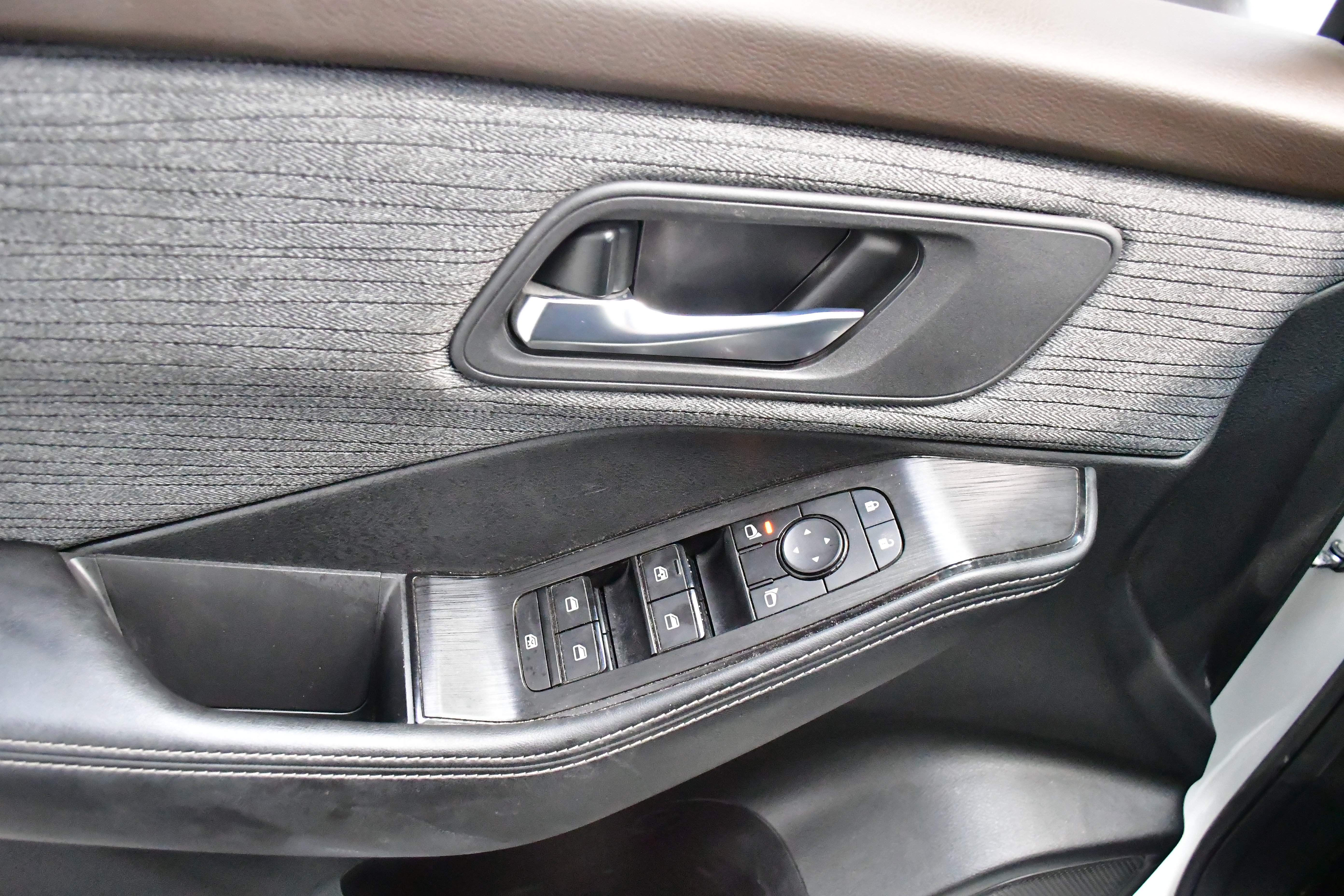 Used 2023 Nissan Rogue SV image 29