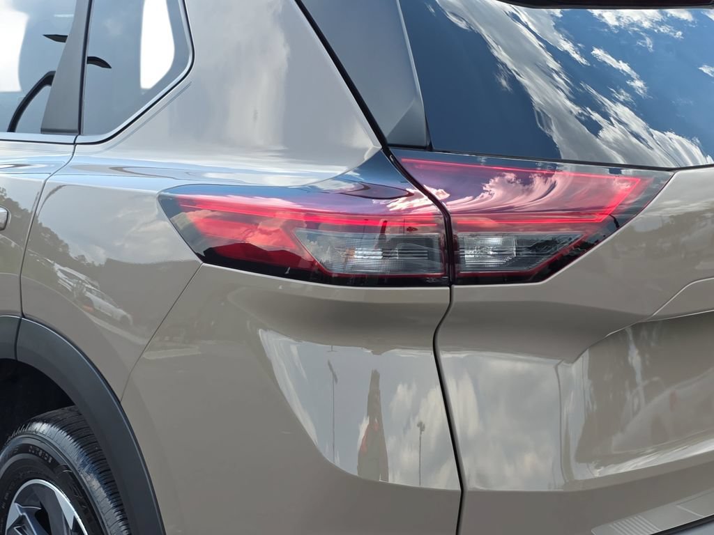 Used 2025 Nissan Rogue SV FWD image 33