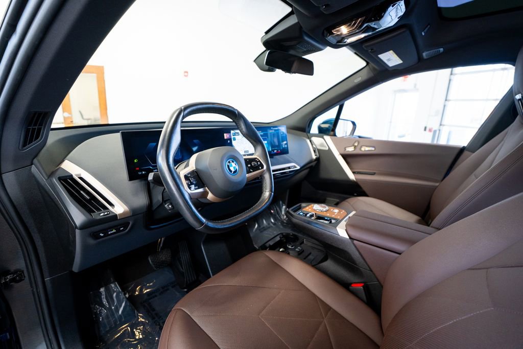 Used 2023 BMW iX xDrive50 w/ Premium Package AWD/4WD image 33