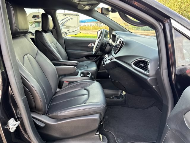 Used 2025 Chrysler Pacifica Select FWD image 28