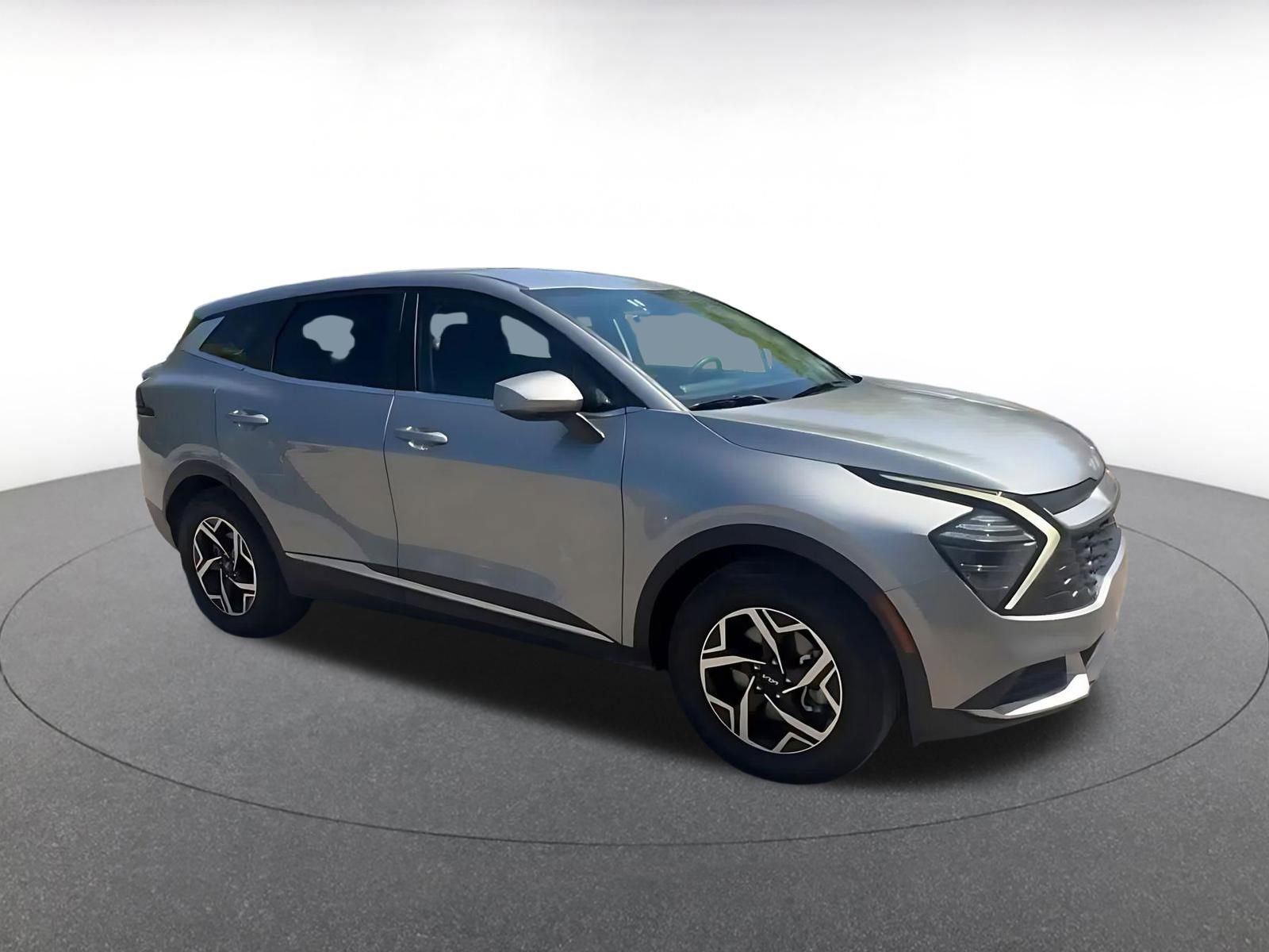 Used 2025 Kia Sportage LX FWD image 2