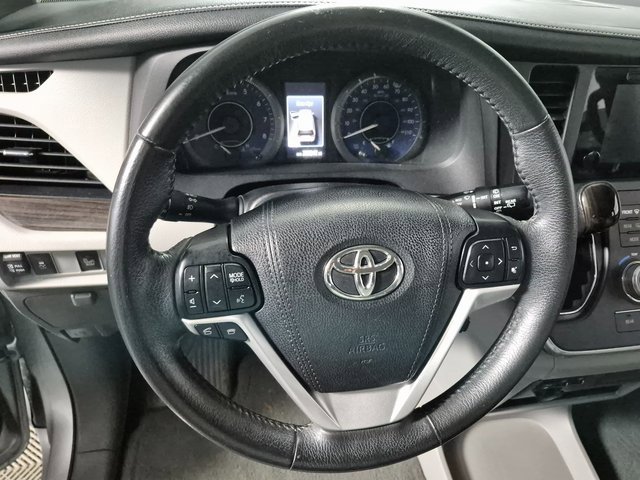 Used 2017 Toyota Sienna XLE image 21