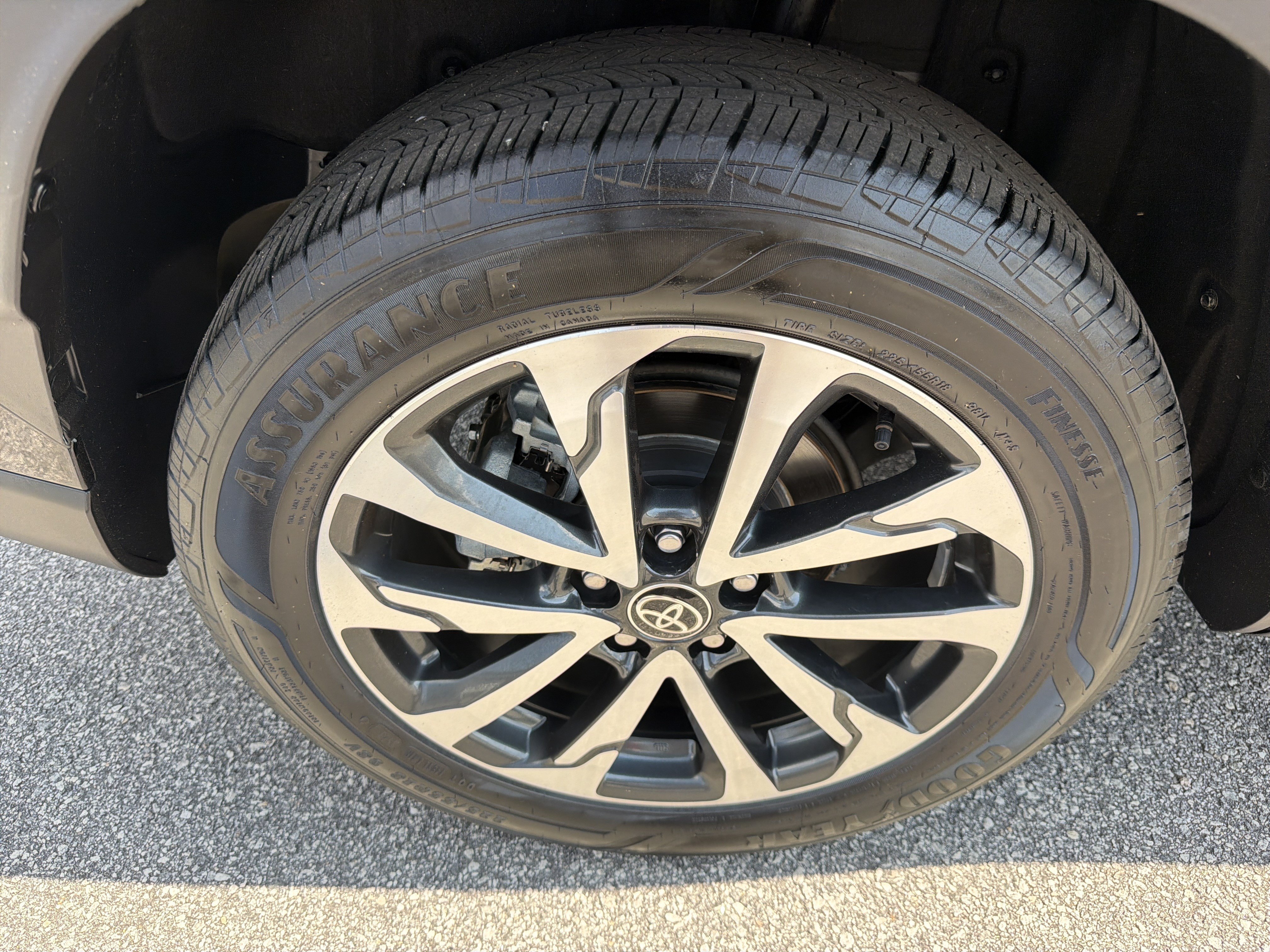 Used 2022 Toyota Corolla Cross XLE w/ Convenience Package FWD image 18