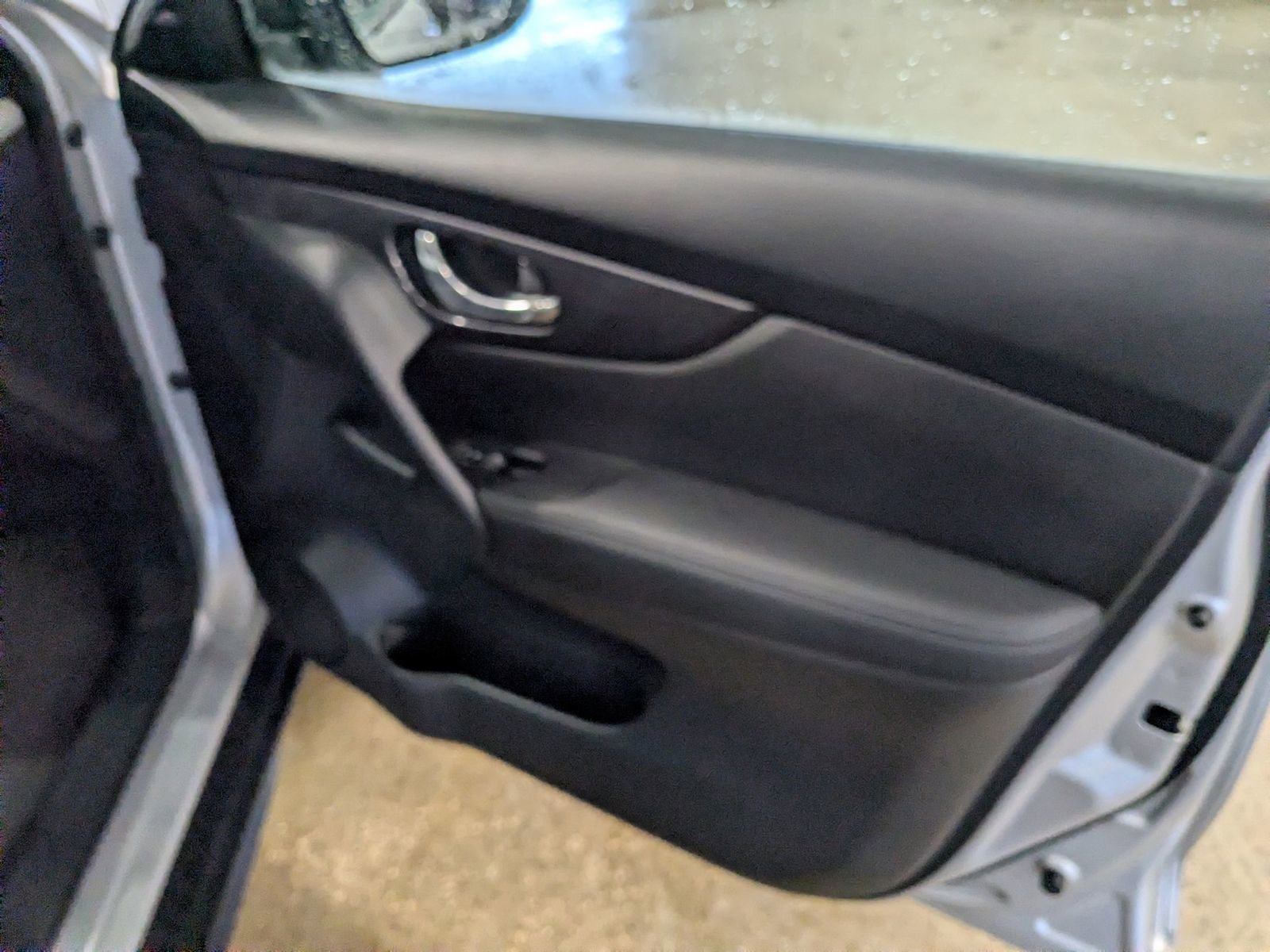 Used 2017 Nissan Rogue SV image 31