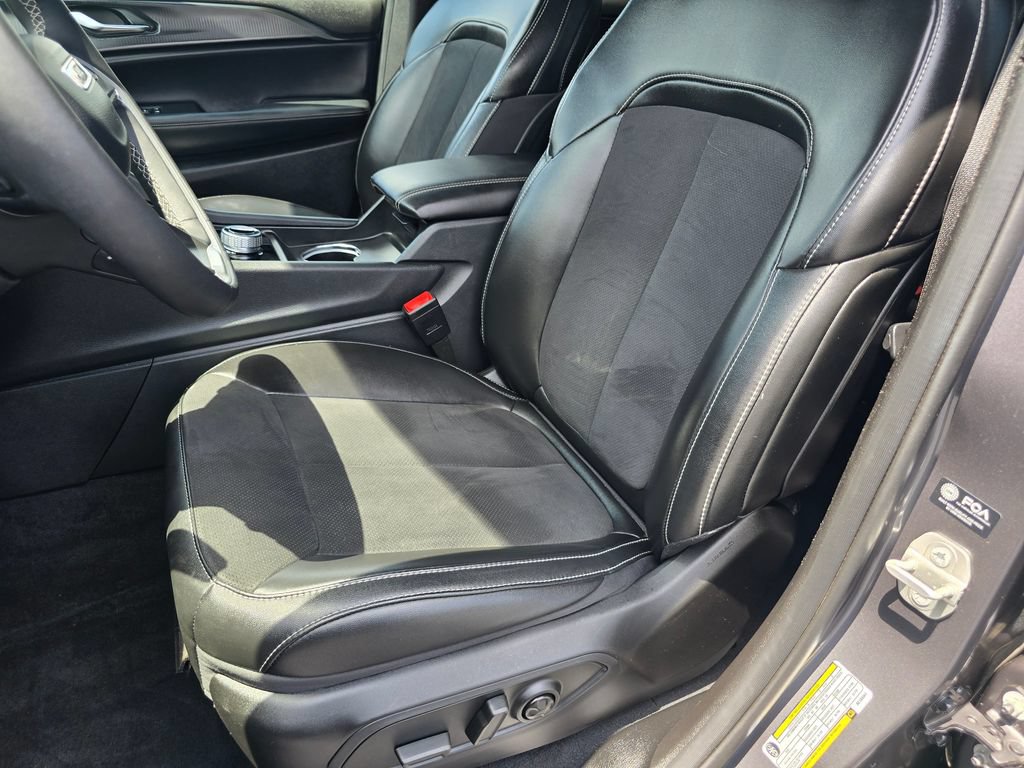 Used 2024 Jeep Grand Cherokee Altitude AWD/4WD image 17
