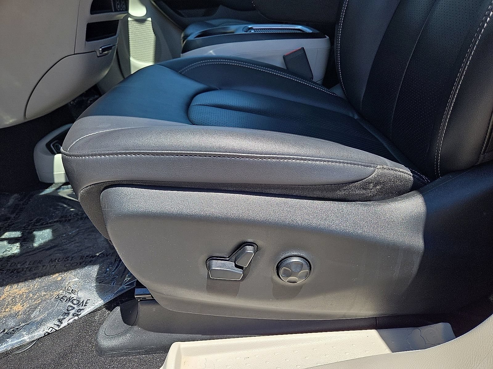 Used 2024 Chrysler Pacifica Limited FWD image 25