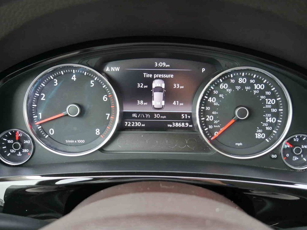 Used 2017 Volkswagen Touareg Sport image 39