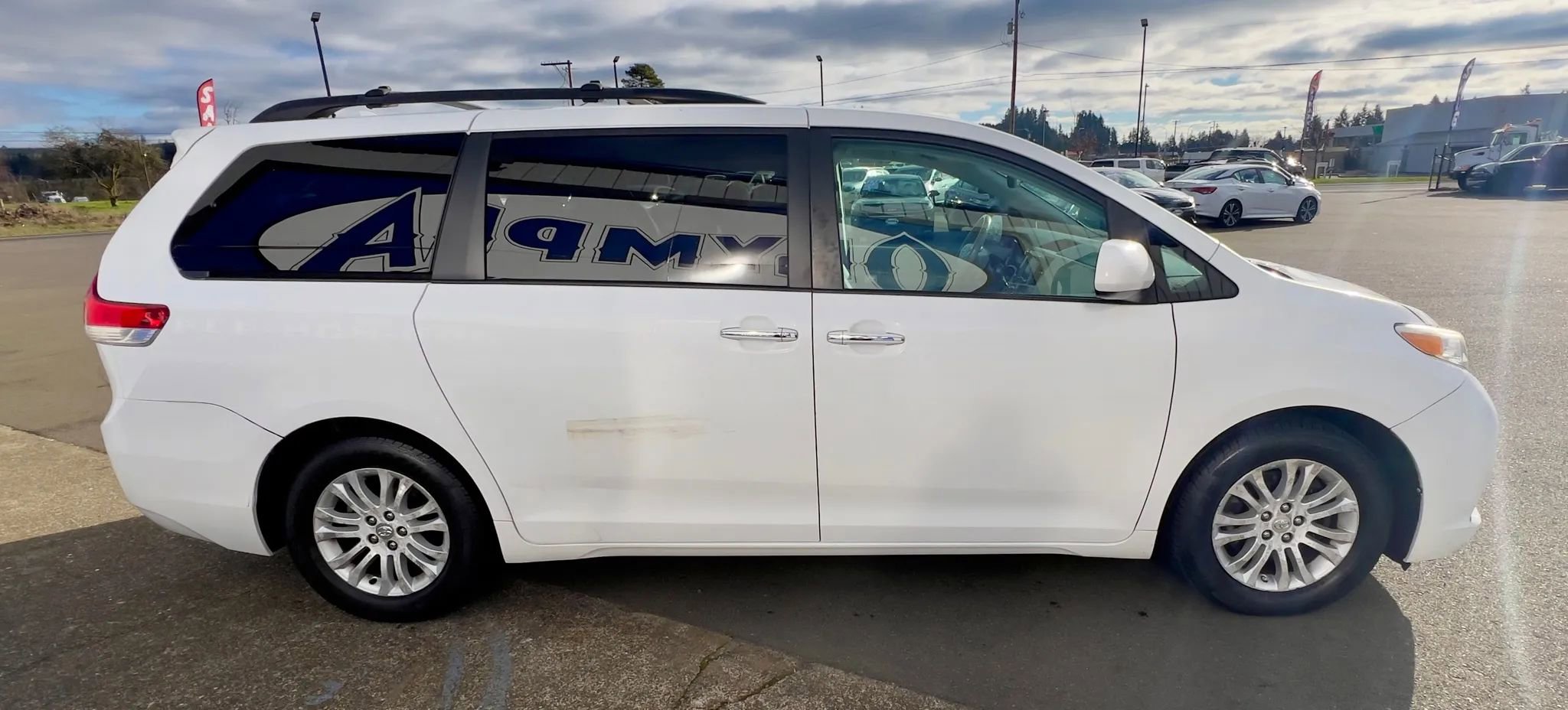 Used 2011 Toyota Sienna XLE w/ Premium Pkg image 4