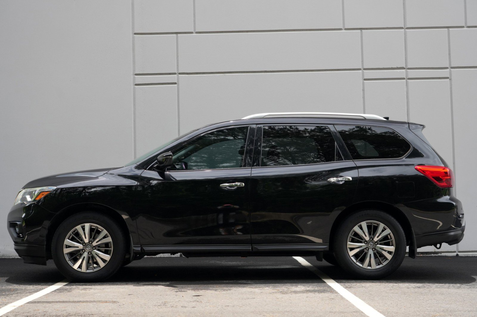 Used 2019 Nissan Pathfinder SV FWD image 8