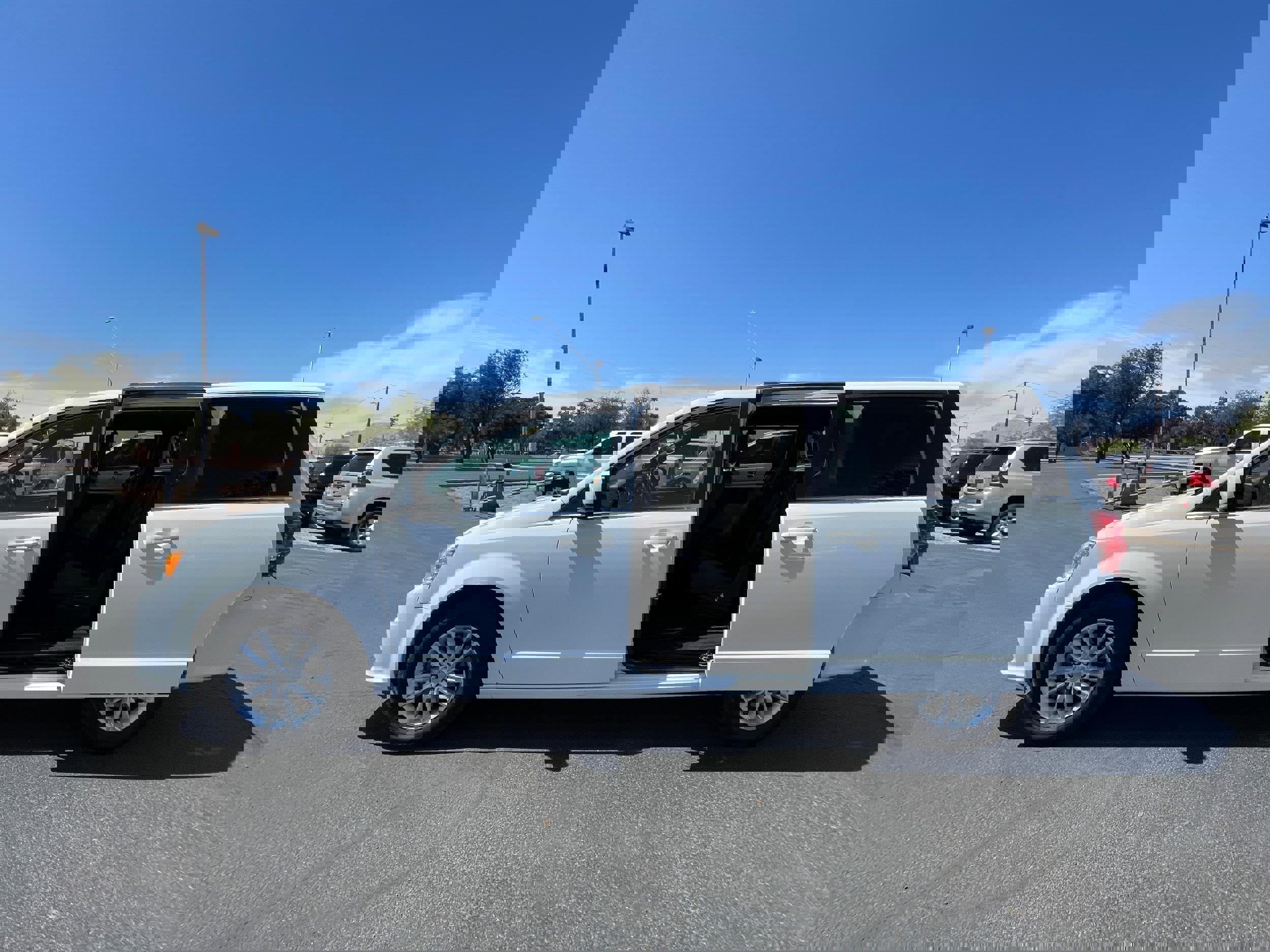 Used 2018 Dodge Grand Caravan SXT image 12