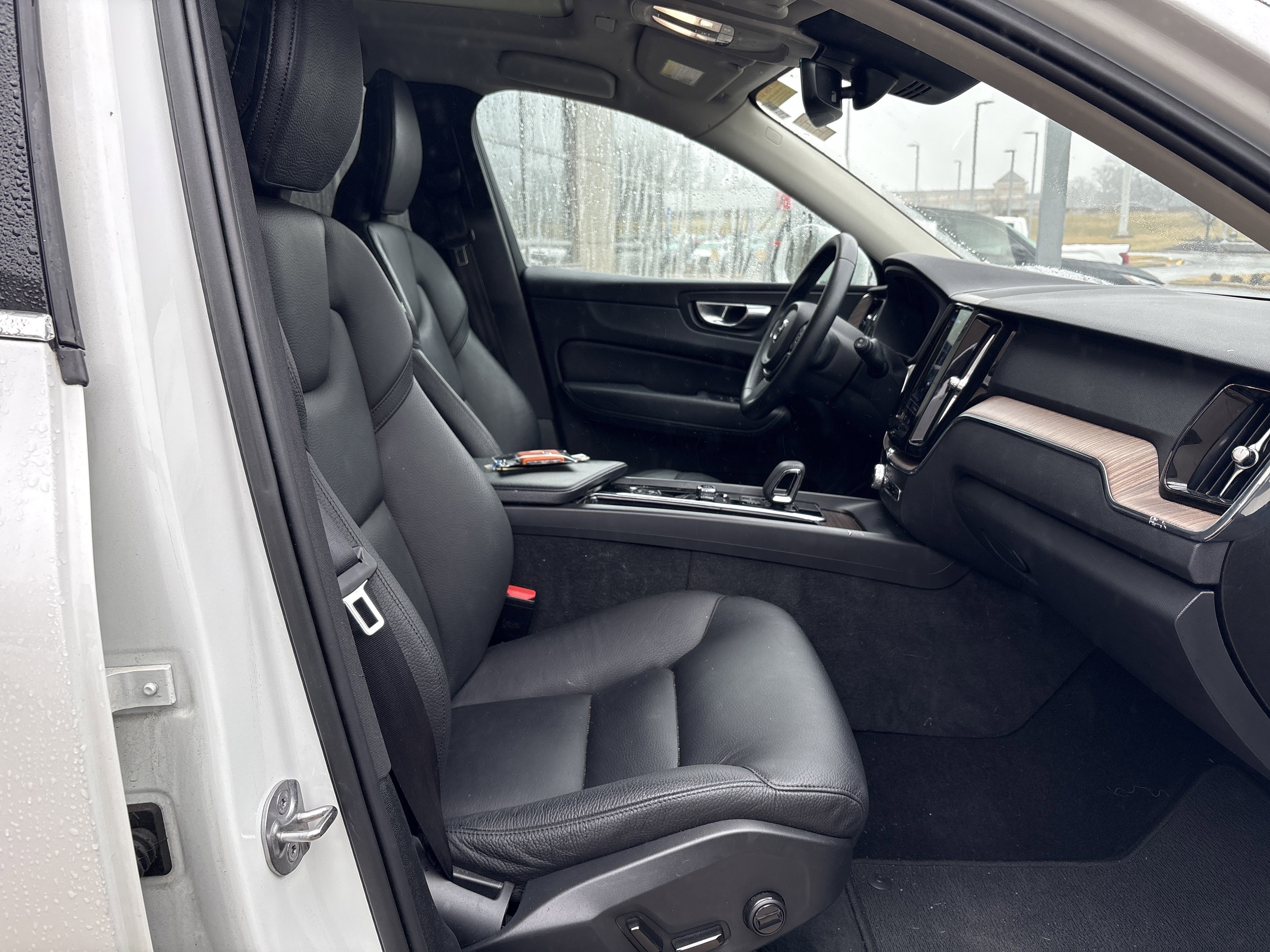 Used 2022 Volvo XC60 B5 Momentum w/ Climate Package image 20