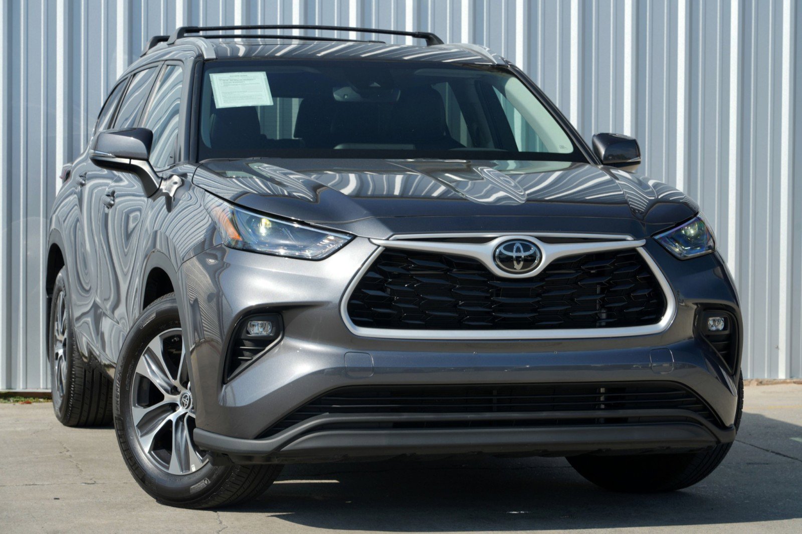 Used 2024 Toyota Highlander XLE image 2