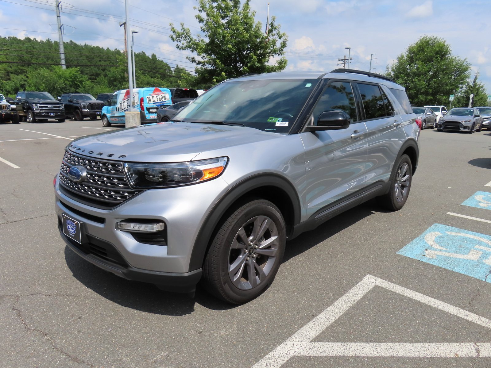 Used 2022 Ford Explorer XLT w/ Equipment Group 202A image 3