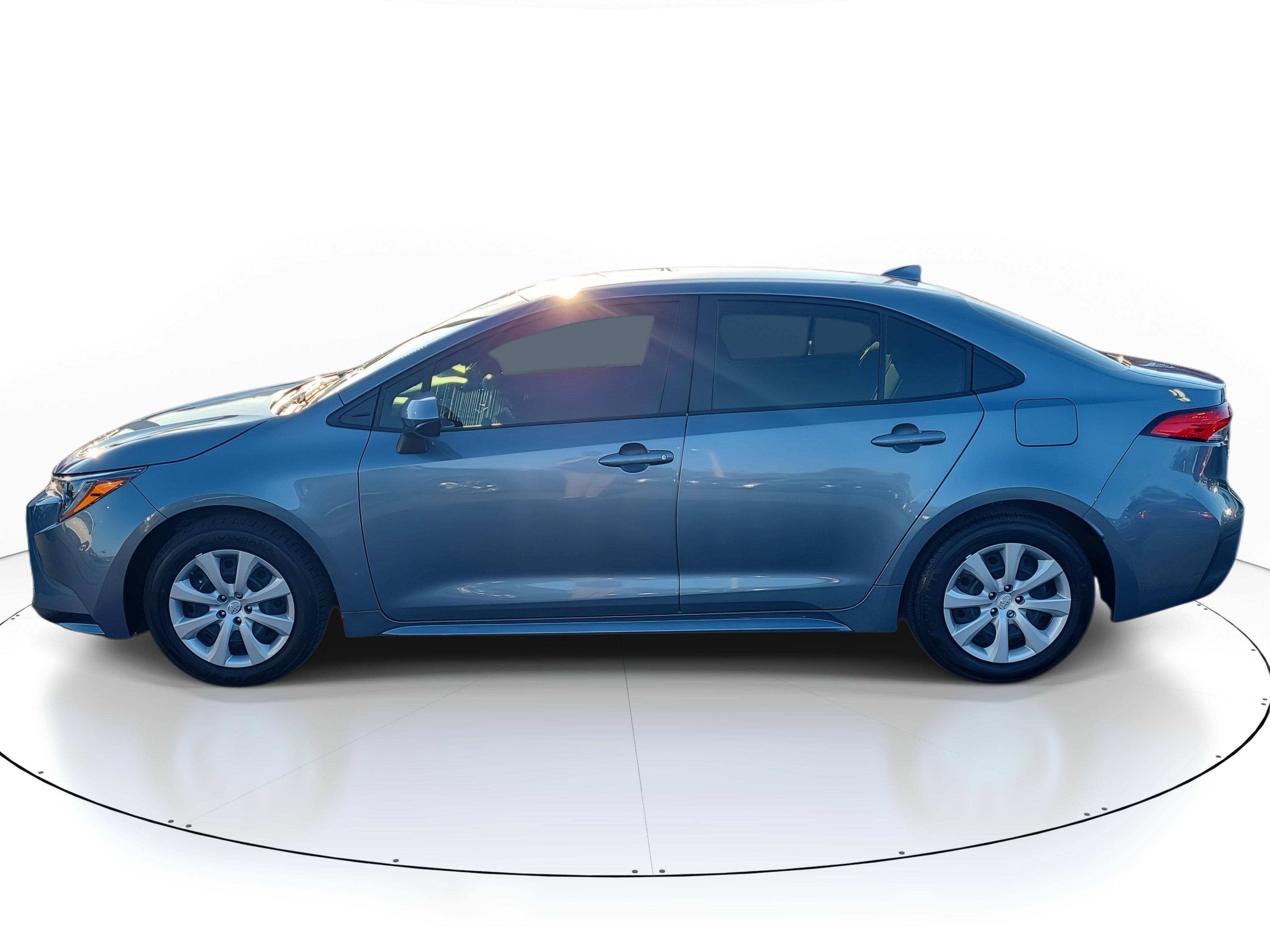 Used 2022 Toyota Corolla LE image 3