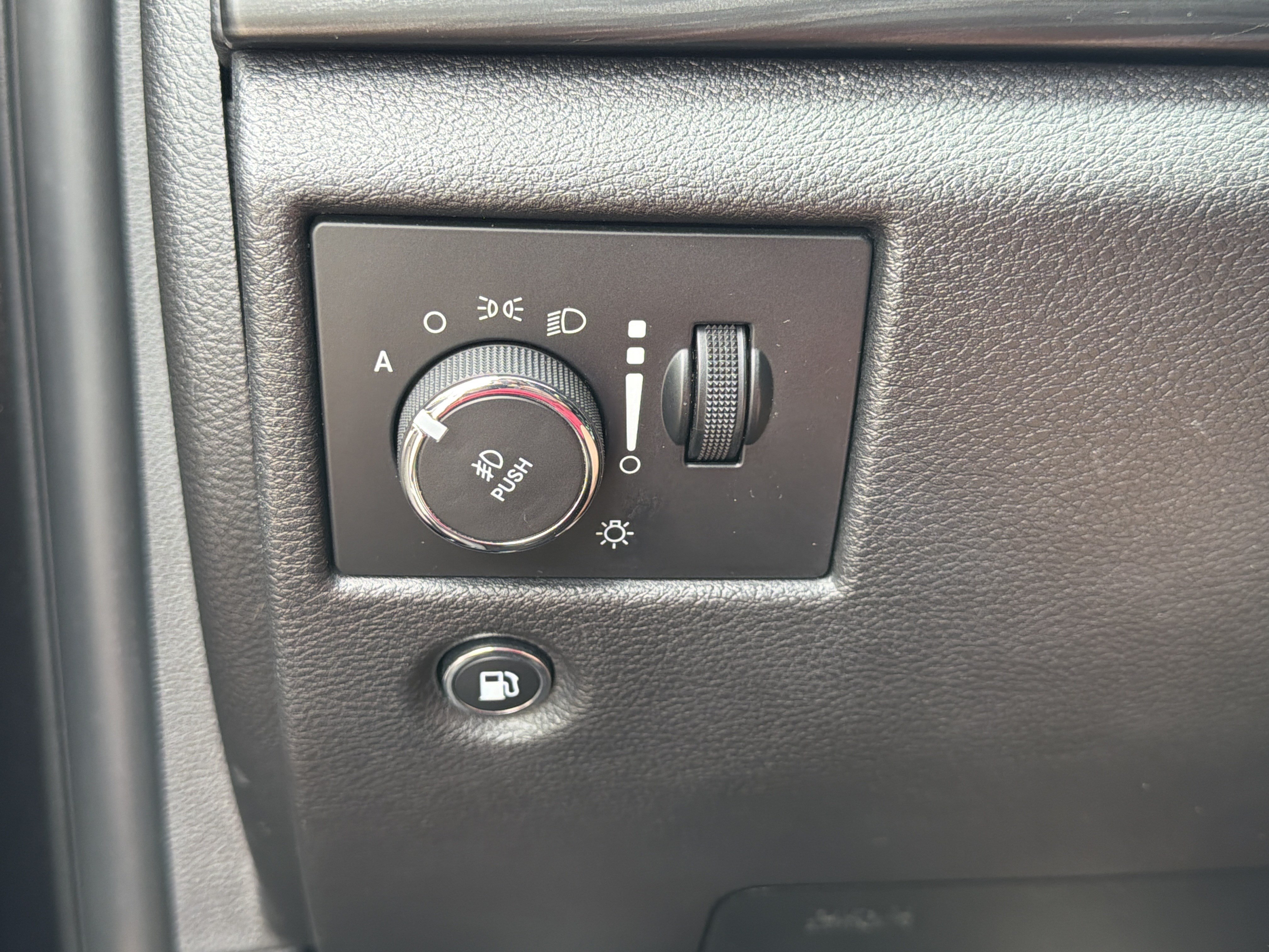 Used 2019 Jeep Grand Cherokee Laredo w/ Laredo X Package RWD image 38