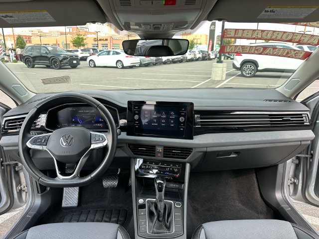 Used 2025 Volkswagen Jetta SE FWD image 12
