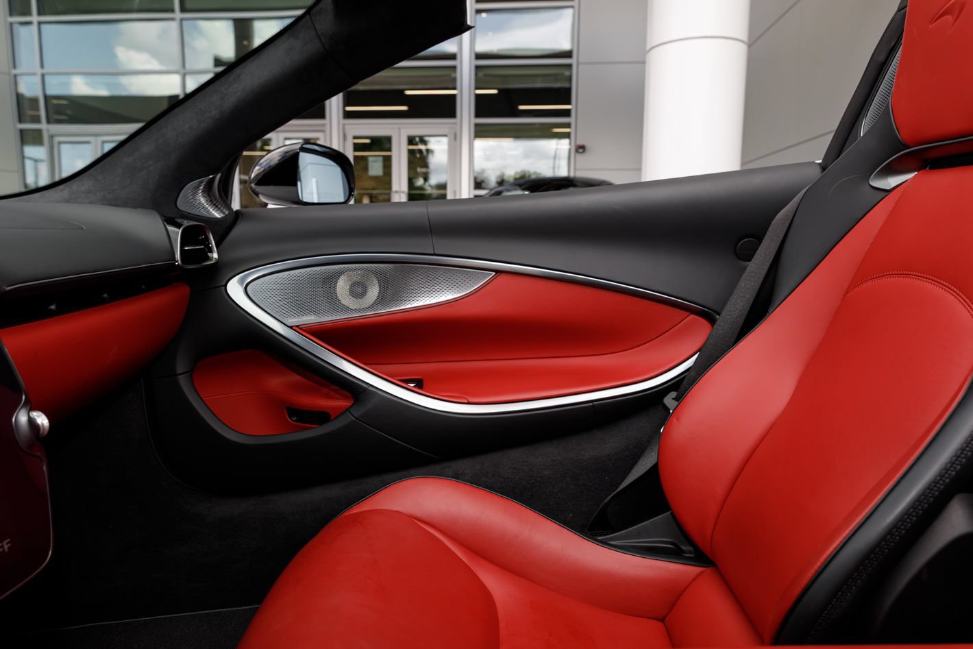 Used 2025 McLaren Artura Spider RWD image 47