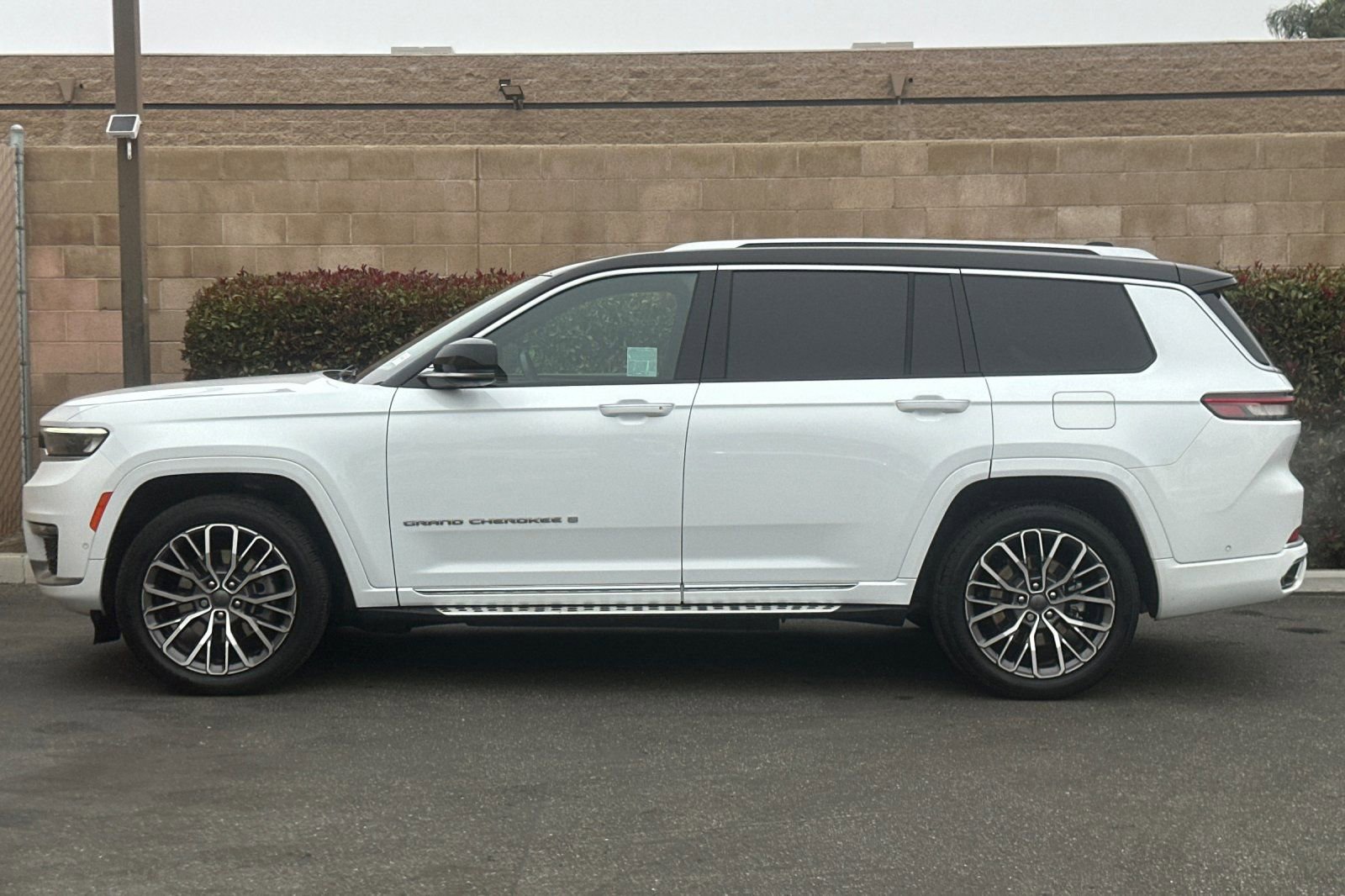 Used 2023 Jeep Grand Cherokee L Summit image 7