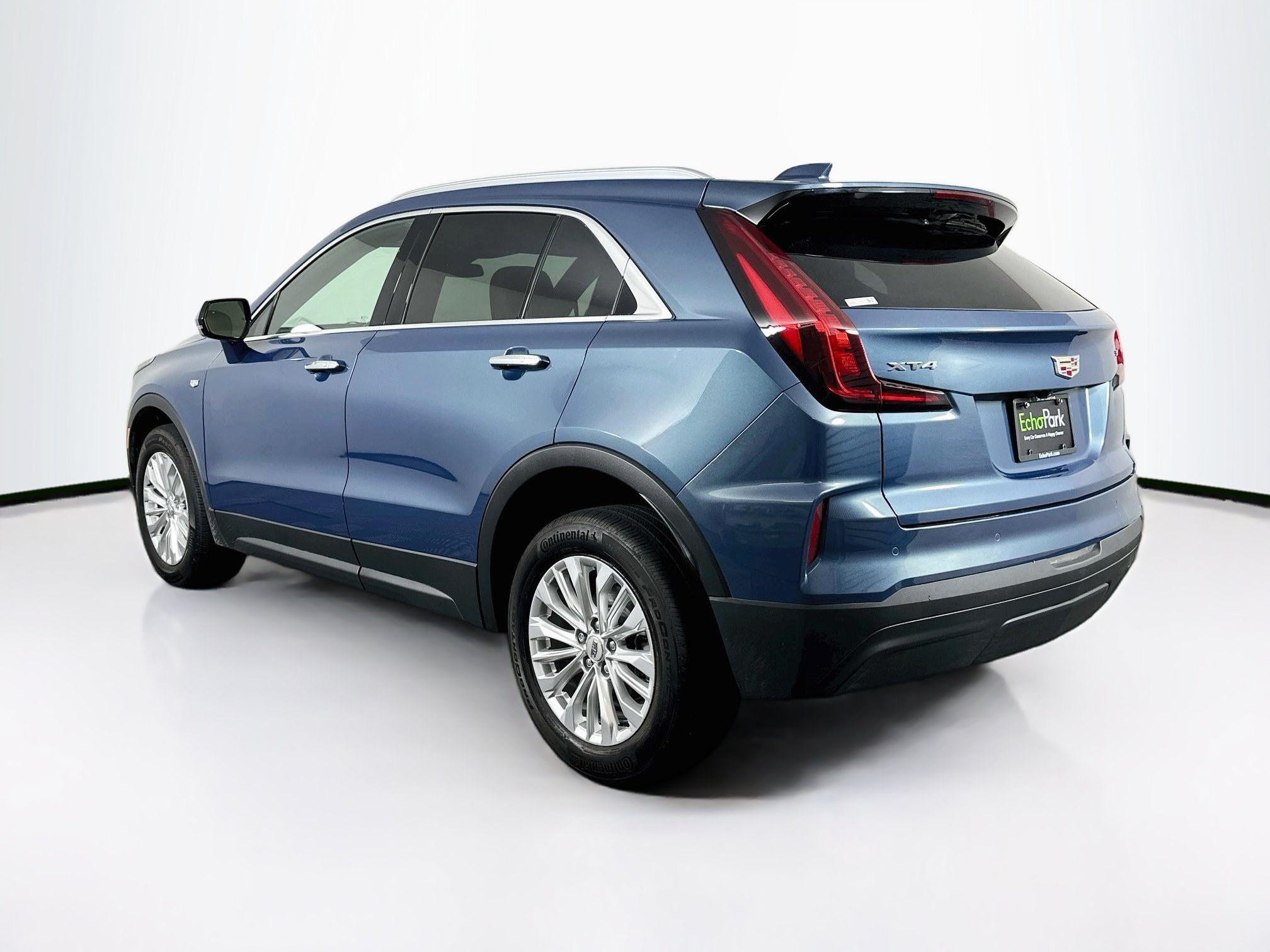 Used 2024 Cadillac XT4 Luxury w/ Cold Weather Package FWD image 5