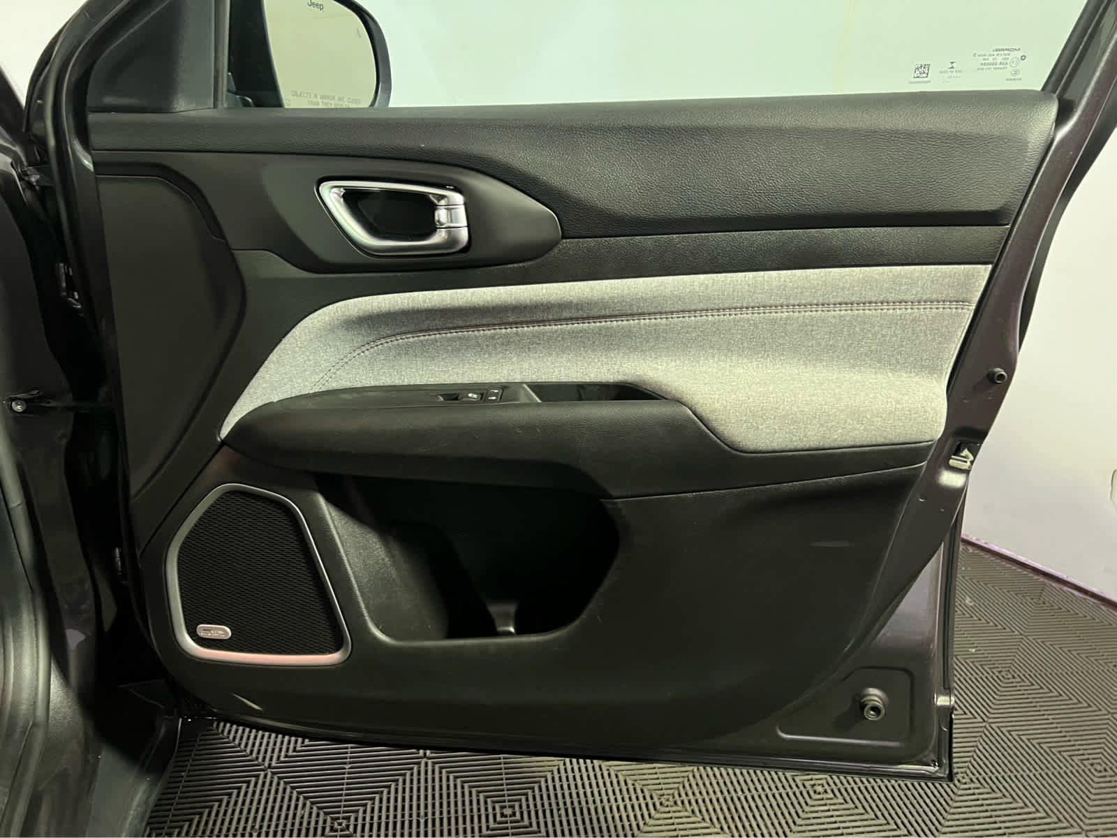 Used 2022 Jeep Compass Latitude w/ Sun and Sound Group image 30