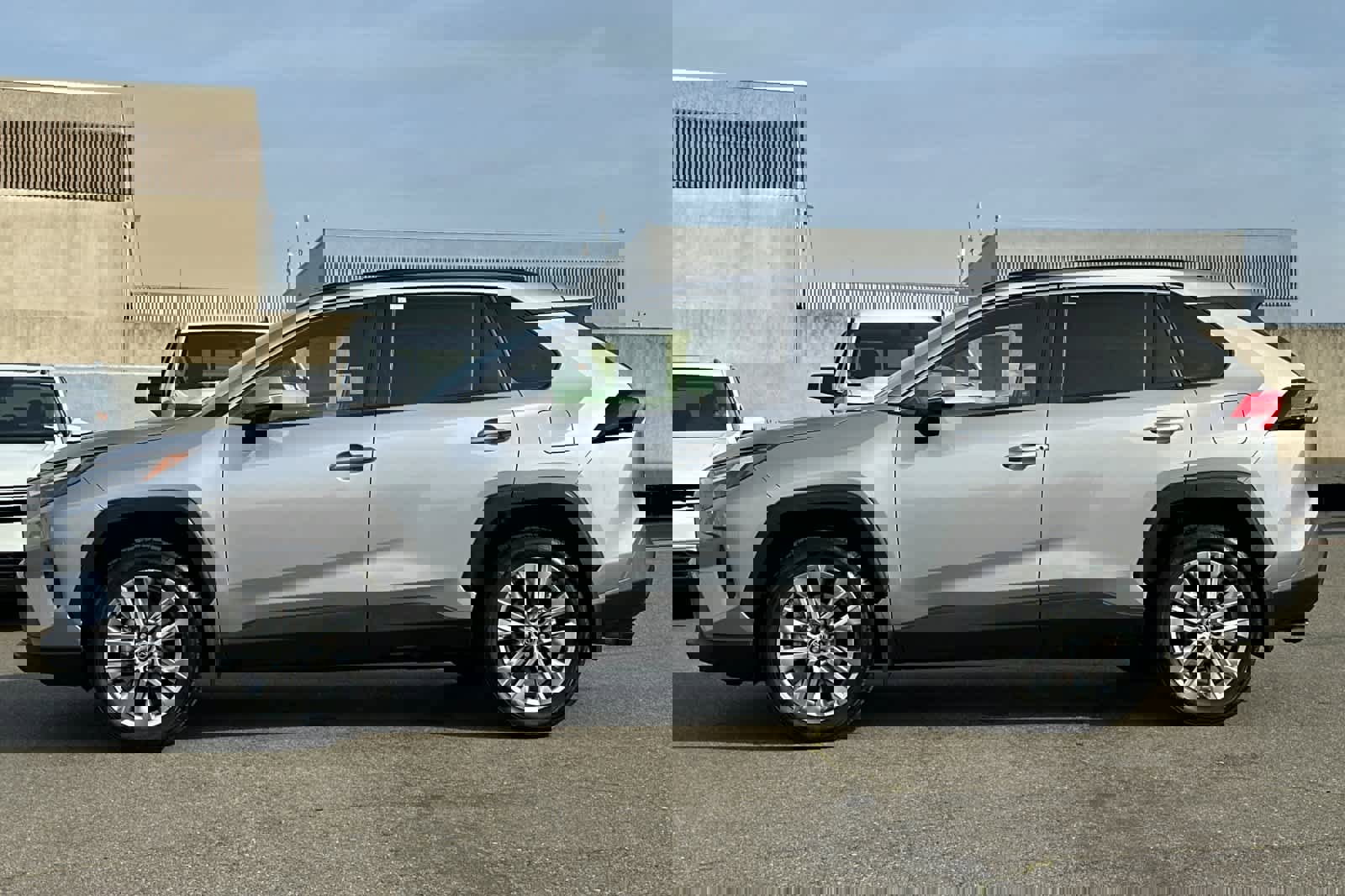 Used 2023 Toyota RAV4 XLE Premium image 9