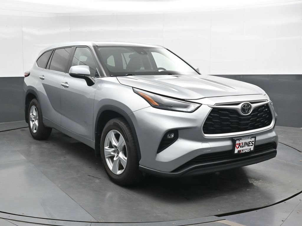 Used 2024 Toyota Highlander LE AWD/4WD image 5