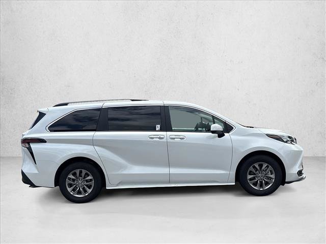 Used 2026 Toyota Sienna XLE FWD image 4