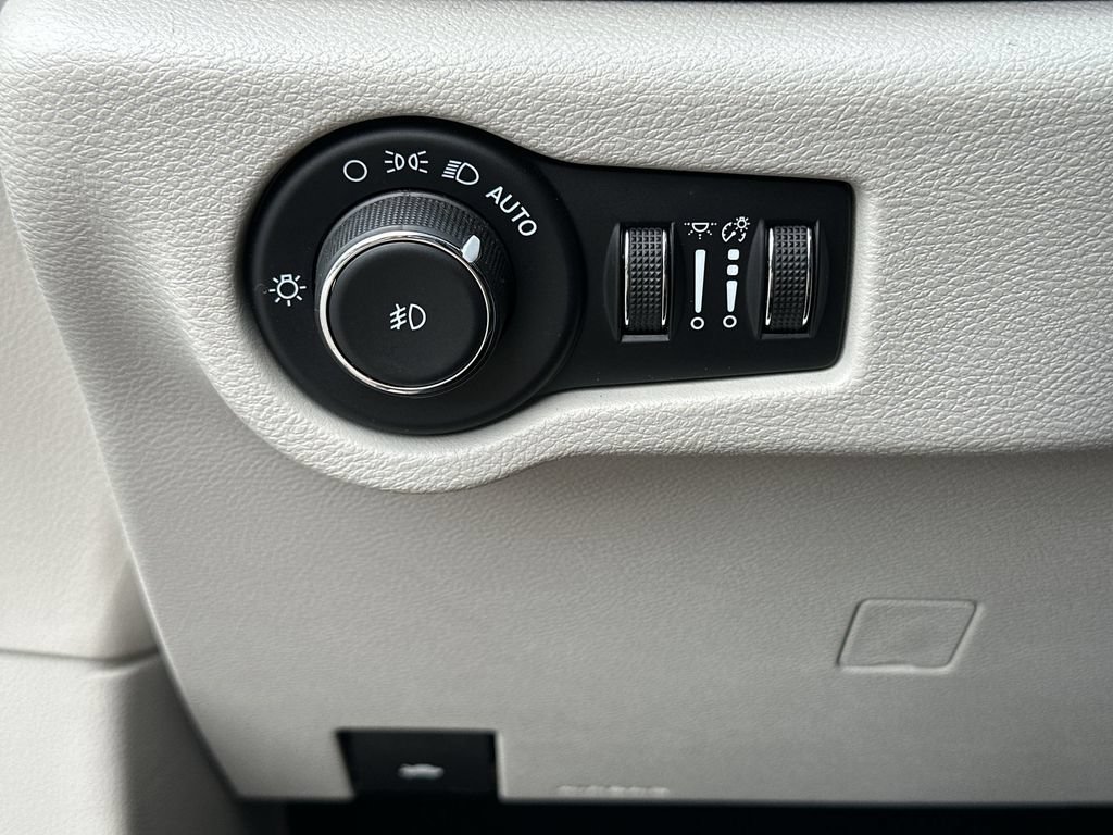 Used 2023 Chrysler Pacifica Limited FWD image 18
