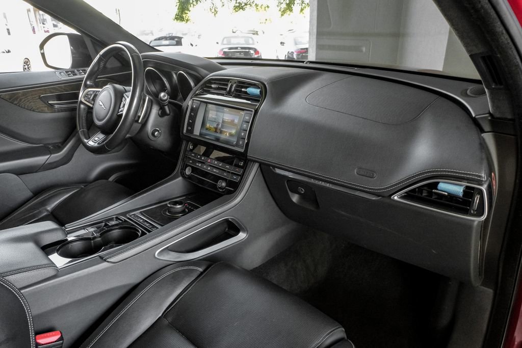 Used 2017 Jaguar F-PACE S image 10