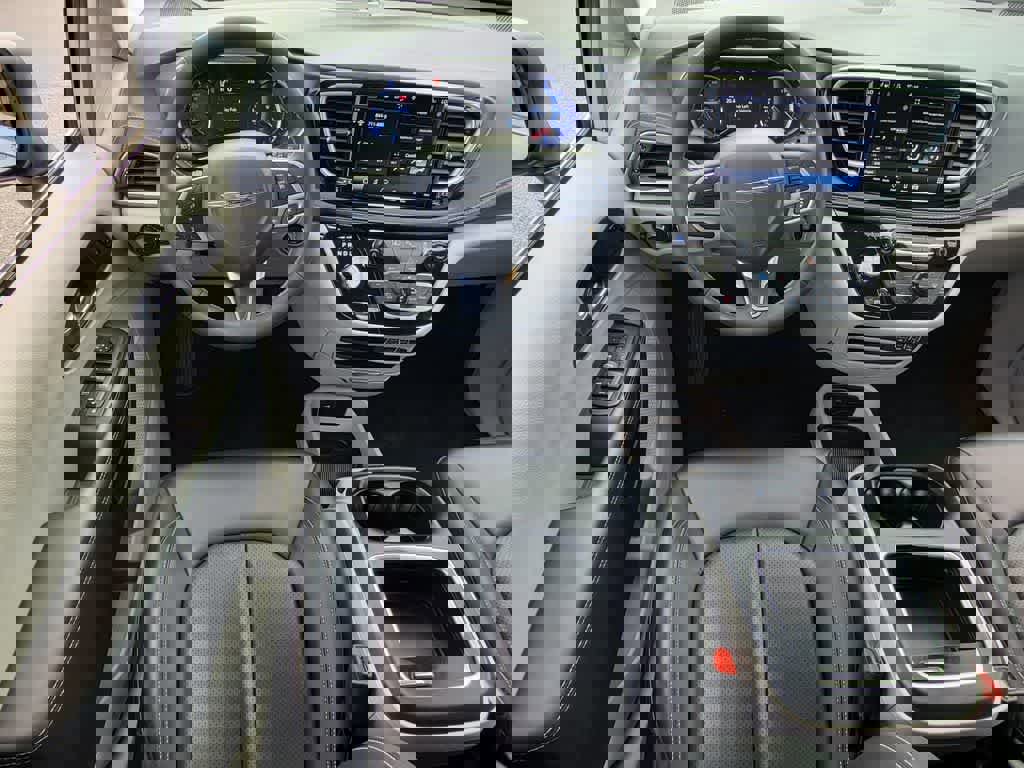 Used 2023 Chrysler Pacifica Touring-L image 14