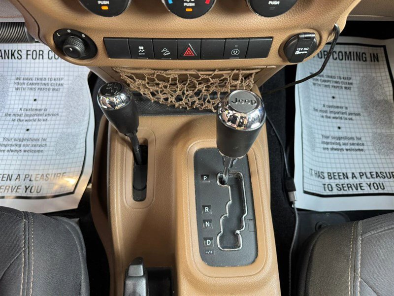 Used 2015 Jeep Wrangler Unlimited Rubicon w/ Connectivity Group image 19