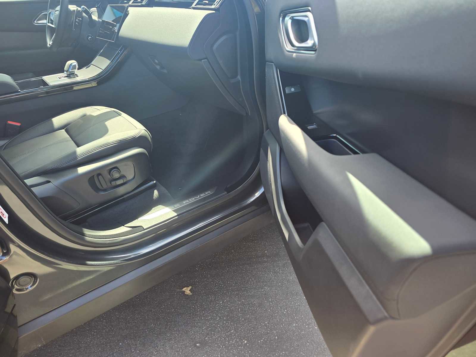 Certified 2025 Land Rover Range Rover Velar Dynamic SE image 10