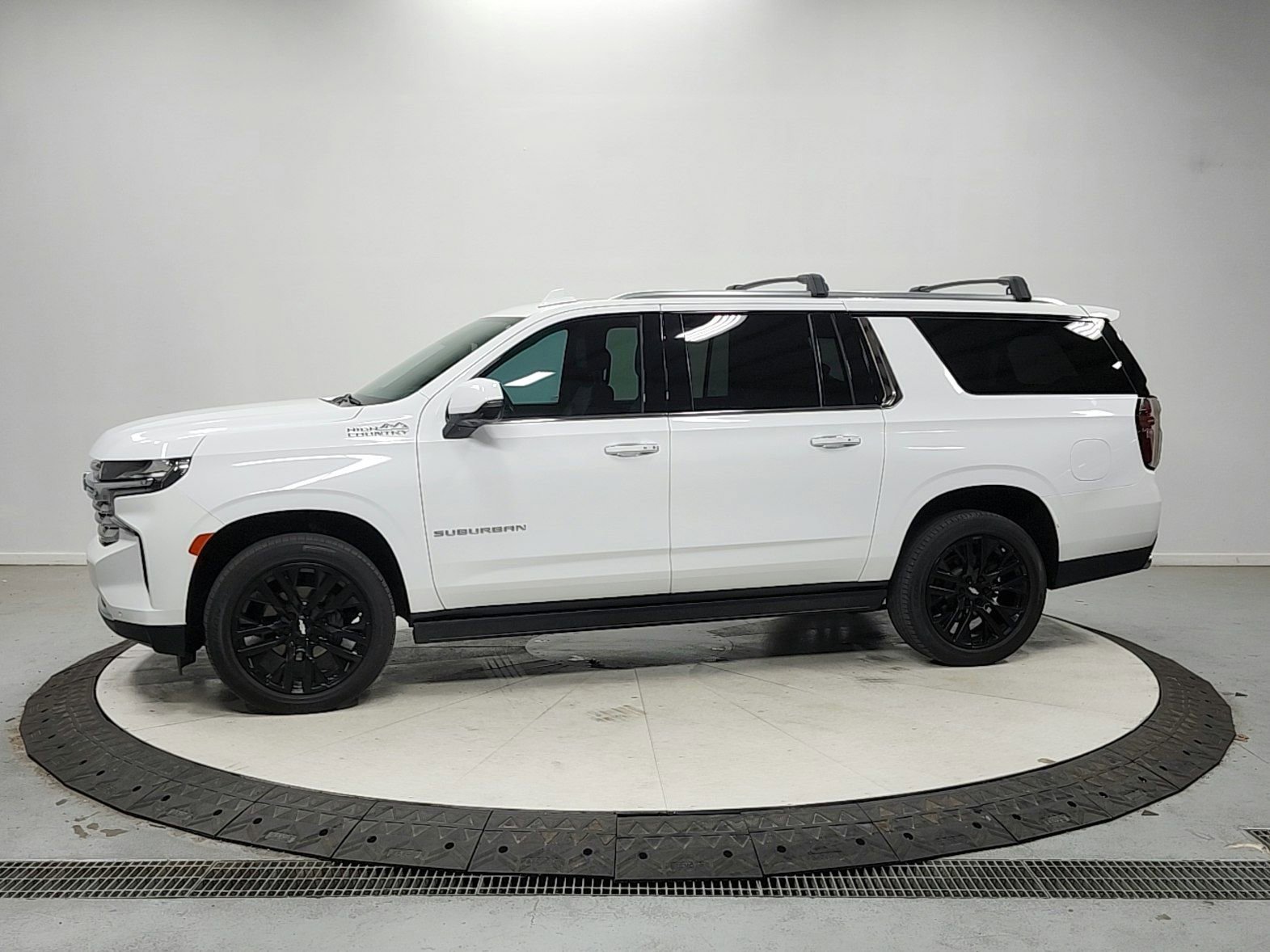 Used 2021 Chevrolet Suburban High Country w/ Premium Package AWD/4WD image 4