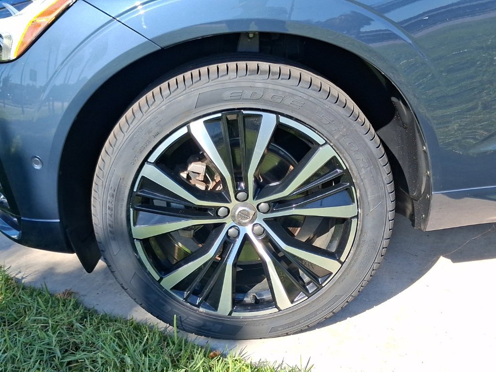 Certified 2024 Volvo XC60 B5 Plus w/ Protection Package Premier AWD/4WD image 3