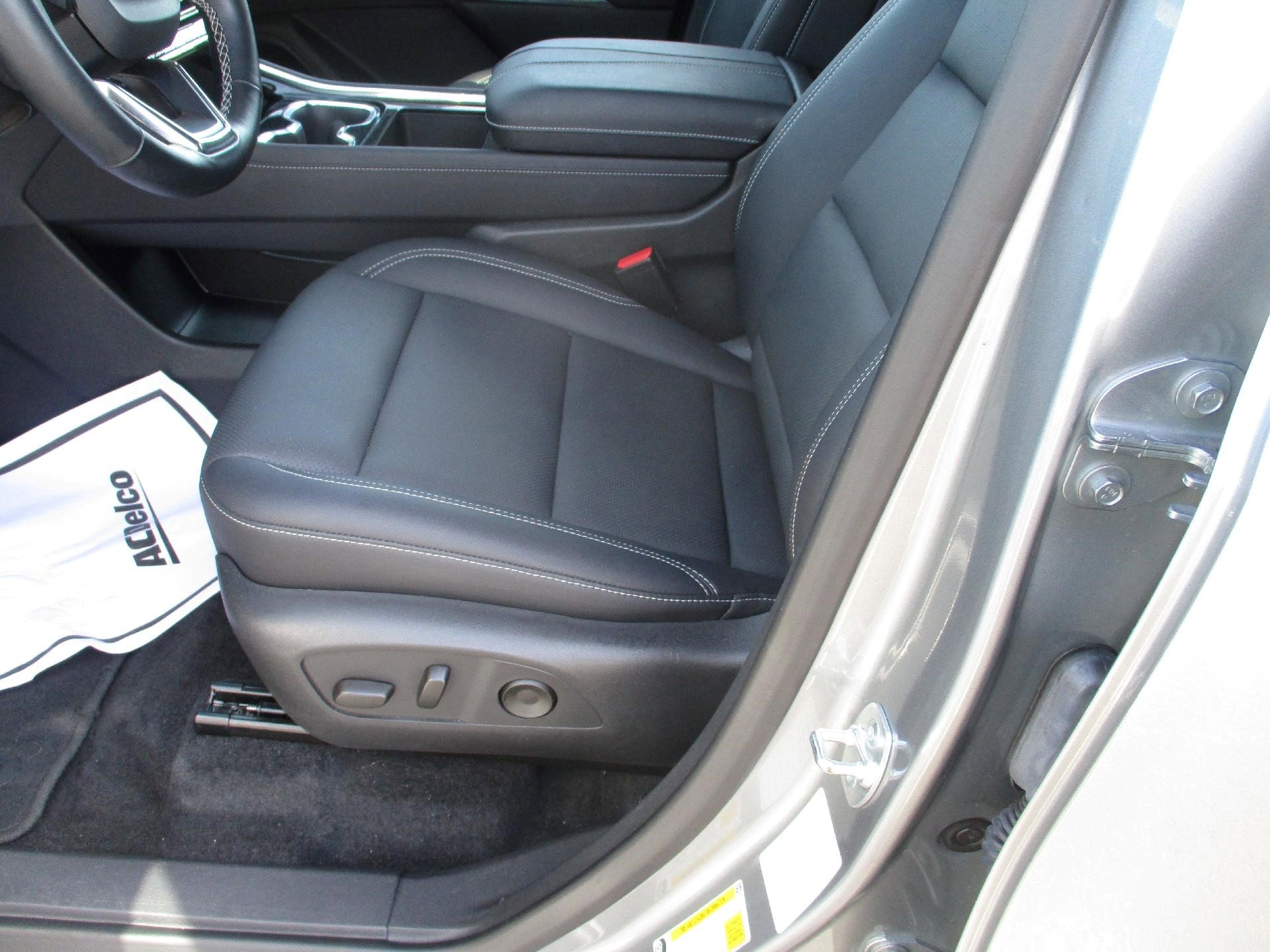 Used 2025 Chevrolet Traverse LT image 9