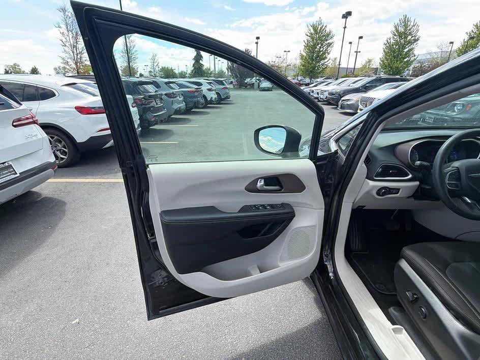 Used 2023 Chrysler Voyager LX FWD image 10