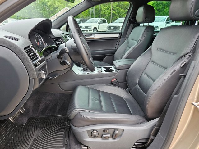 Used 2017 Volkswagen Touareg Wolfsburg Edition image 17