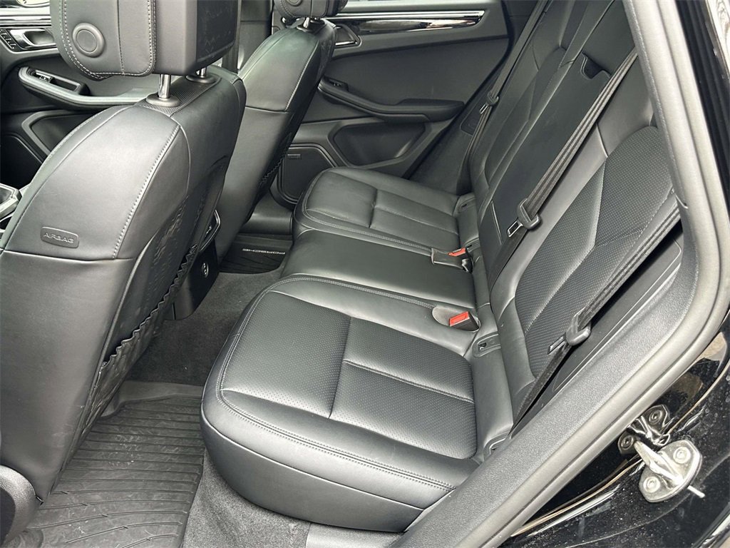 Certified 2025 Porsche Macan image 12