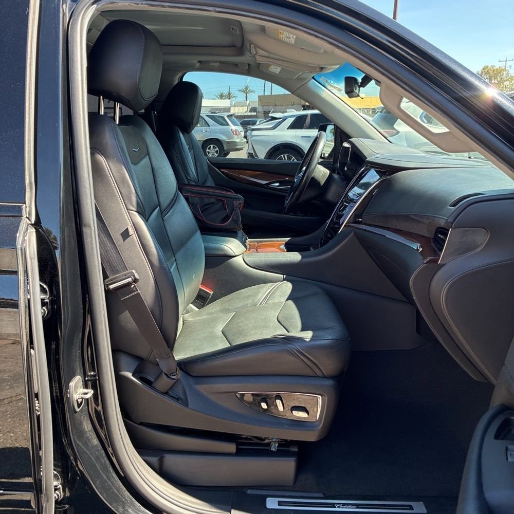 Used 2019 Cadillac Escalade ESV Premium Luxury image 6
