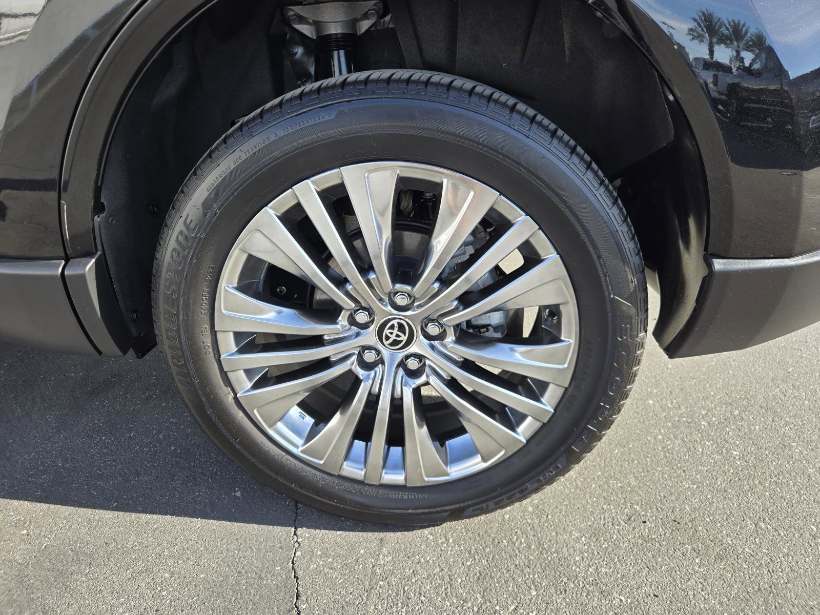 Used 2024 Toyota Venza XLE image 34