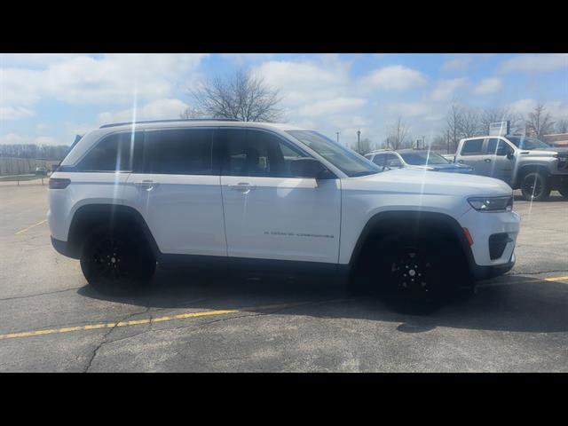 Used 2023 Jeep Grand Cherokee Laredo w/ Trailer Tow Prep Group (B) AWD/4WD image 33