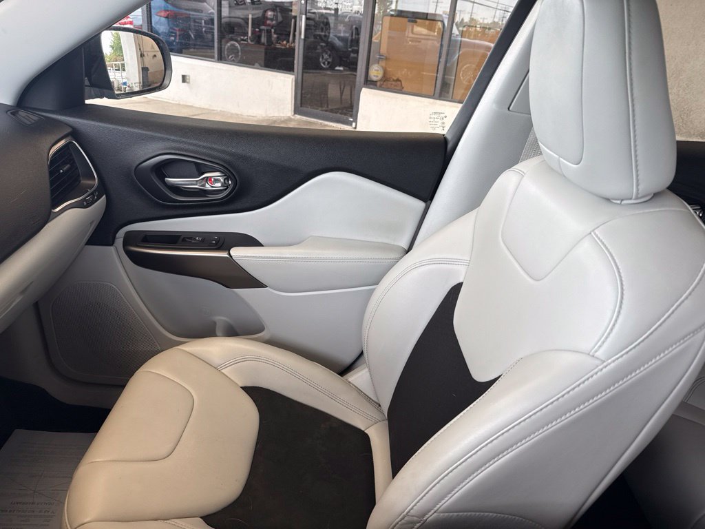 Used 2020 Jeep Cherokee Latitude Plus AWD/4WD image 23