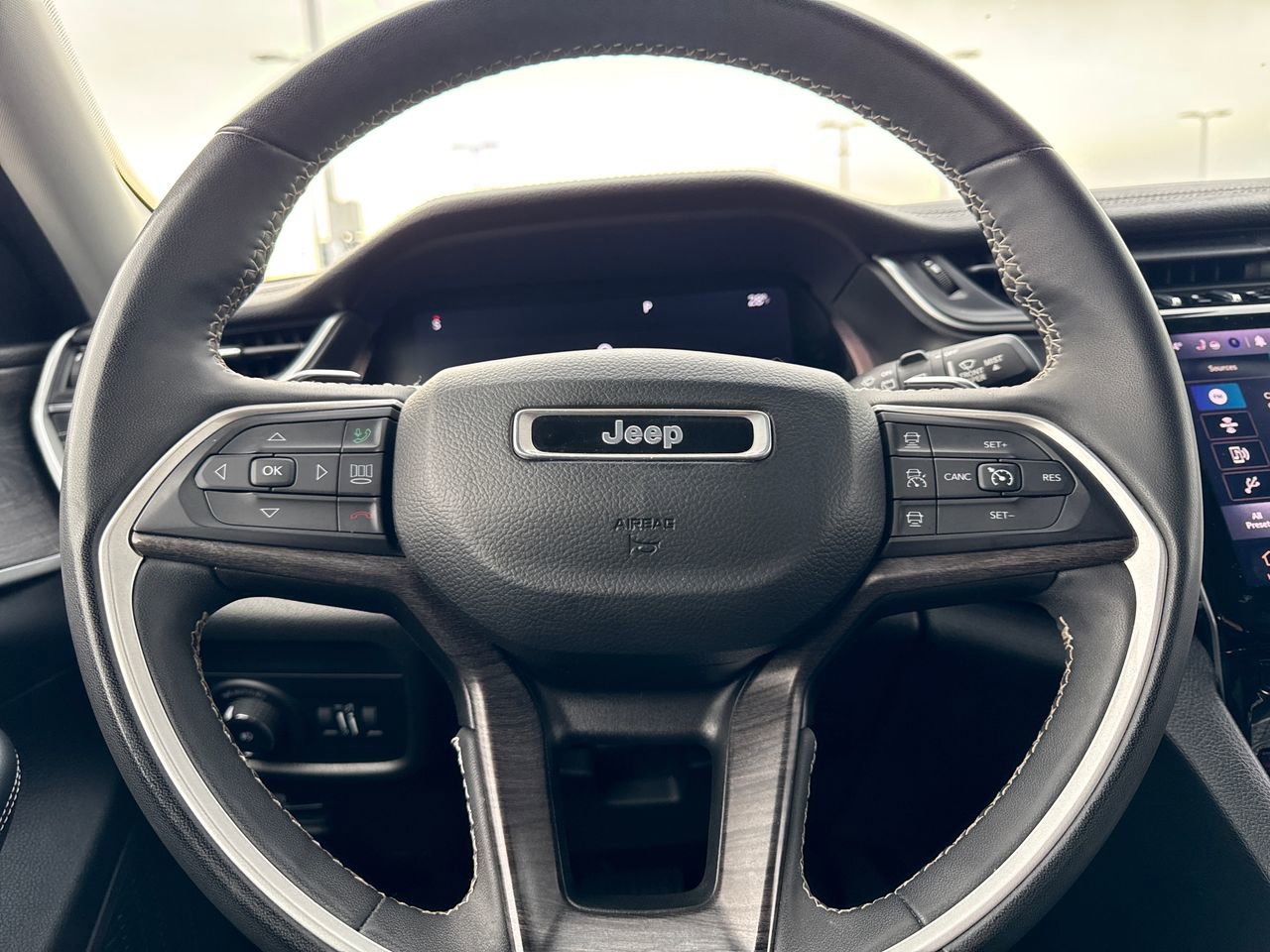 Used 2023 Jeep Grand Cherokee Limited image 17