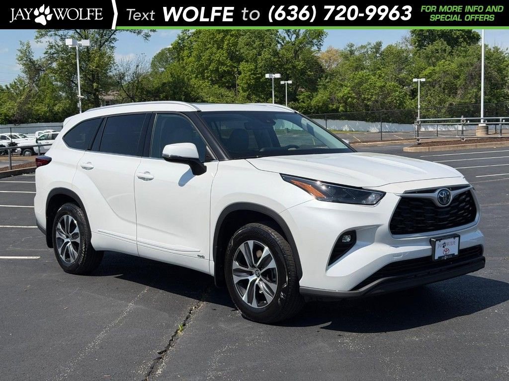 Used 2022 Toyota Highlander XLE AWD/4WD image 1